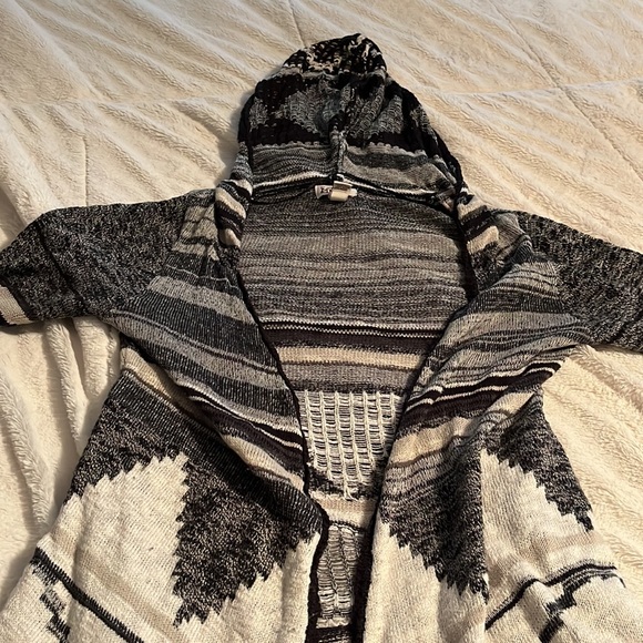 MUDD cardigan long sleeve with hood - Size M - Aztec print - black, tan, white - Picture 4 of 4
